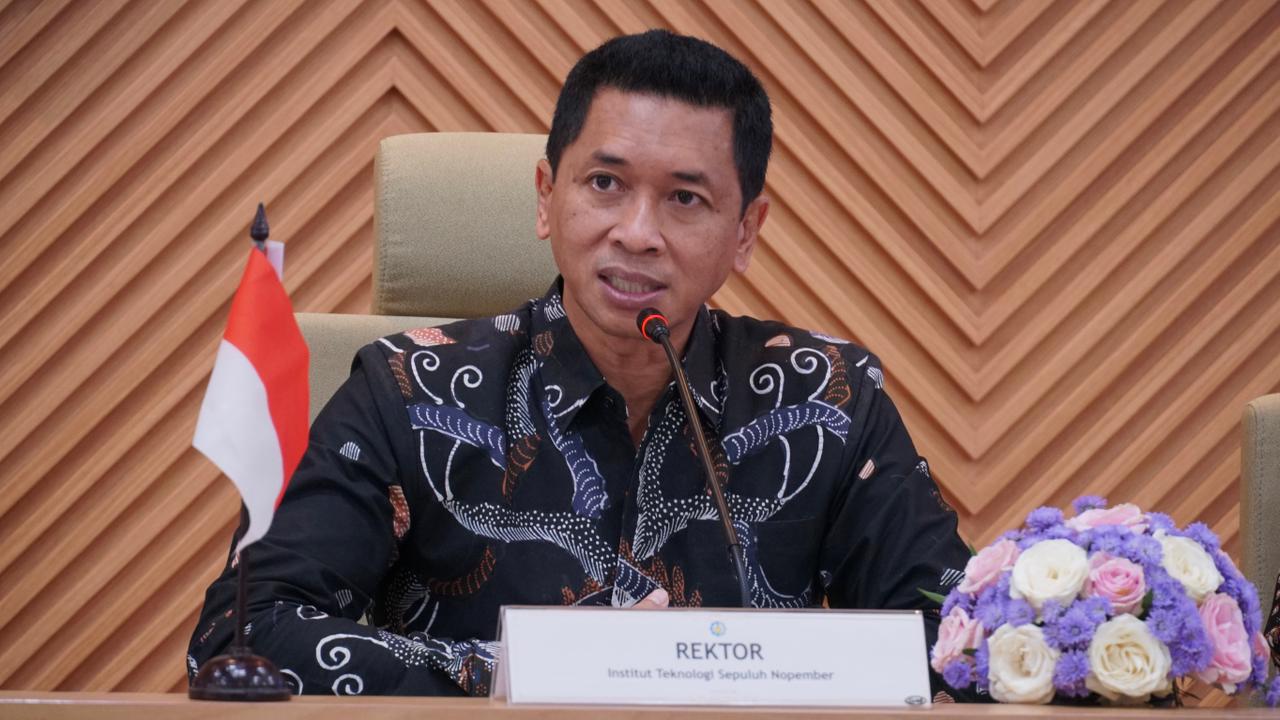 Rektor ITS Prof Dr (HC) Ir Bambang Pramujati ST MScEng PhD saat menyampaikan sambutannya dalam penandatanganan kerja sama antara ITS dengan Hochschule Wismar, Jerman