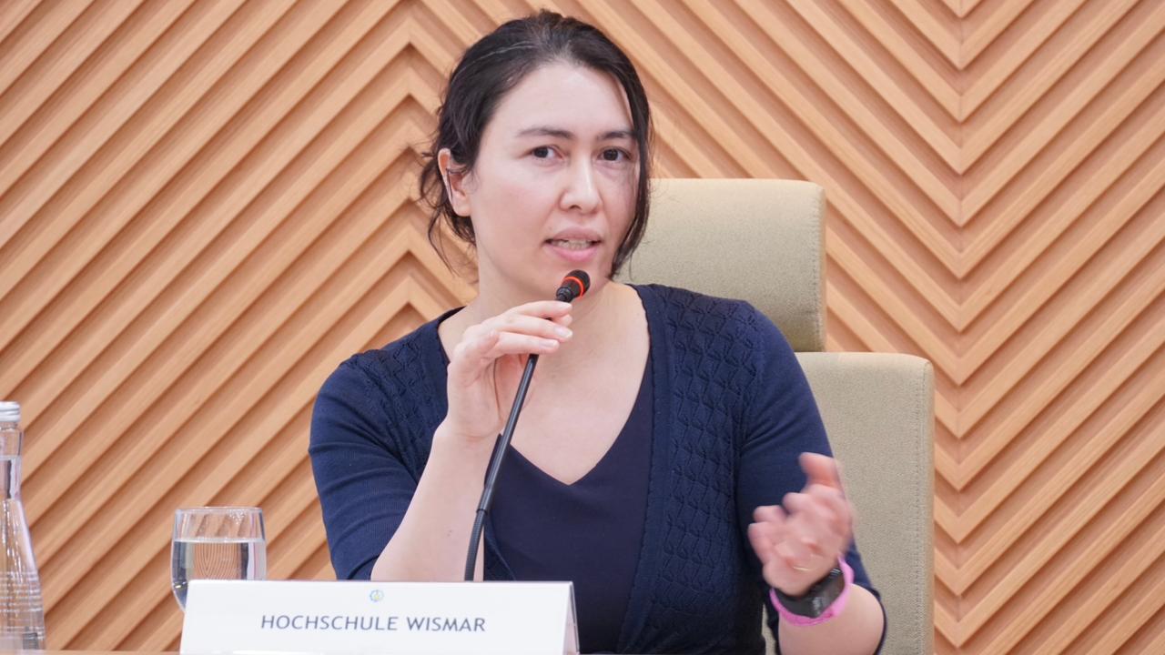 Perwakilan dari Hochschule Wismar Prof Dr Marianne Schmolke turut menyampaikan paparan sebelum dilakukan penandatanganan MoA antara ITS dengan Hochschule Wismar di Rektorat ITS