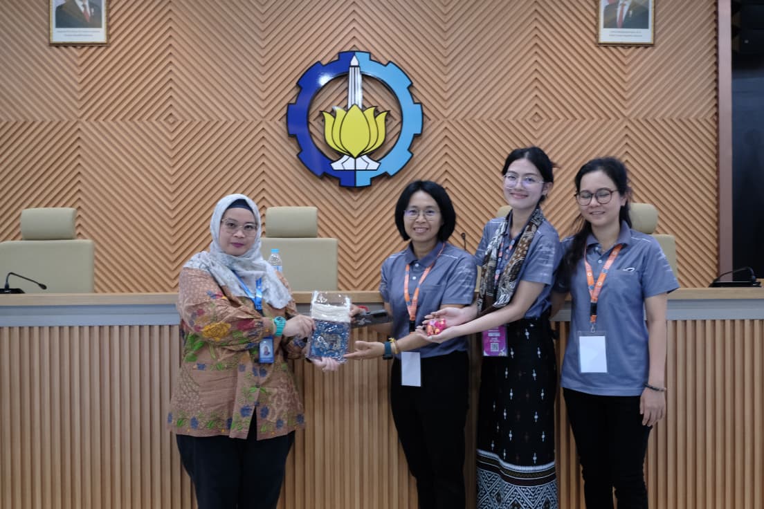 Gambar Octaviyanti Dwi Wahyurini ST MAppDesArt PhD (kanan) saat menerima pemberian cinderamata oleh perwakilan dari King Mongkut's University of Technology North Bangkok (KMUTNB) Thailand