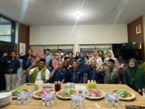 Gambar Rektor ITS Prof Dr (HC) Ir Bambang Pramujati ST MScEng PhD (depan dan empat dari kanan) bersama IKA ITS dan mitra kolaborasi kegiatan Ramadhan Berbagi 2026 IKA ITS