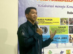 Gambar Rektor ITS Prof Dr (HC) Ir Bambang Pramujati ST MScEng PhD dalam menyampaikan sambutannya di Ramadhan Berbagi 2026 dari IKA ITS