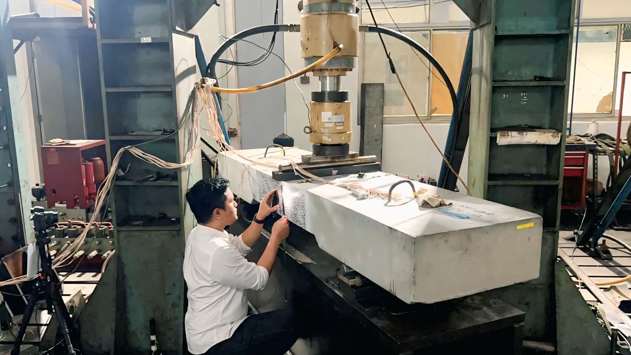 Salah satu tim peneliti saat melakukan tahapan pembacaan jumlah, panjang, dan lebar retak