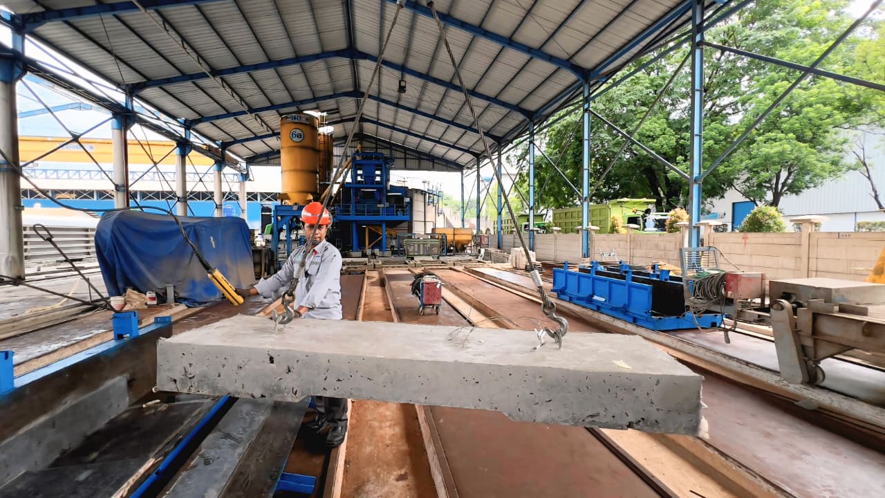 Tim peneliti saat melaksanakan tahapan pengangkatan benda uji untuk dimobilisasi ke tempat curing beton