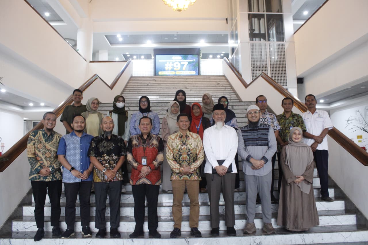 Rektor ITS Prof Dr (HC) Ir Bambang Pramujati ST MSc Eng PhD (keempaat dari kiri) bersama pimpinan ITS, mitra travel, serta jamaah umrah ITS seusai diskusi