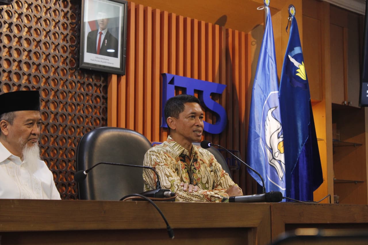 Rektor ITS Prof Dr (HC) Ir Bambang Pramujati ST MSc Eng PhD saat memberikan sambutan pada pertemuan bersama mitra travel umroh di Ruang Sidang SA