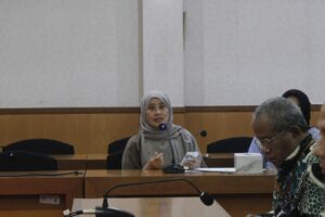 Sekretaris Institut ITS Prof Dr Umi Laili Yuhana SKom MSc saat memimpin diskusi antara pimpinan ITS, mitra travel, serta jamaah umrah ITS