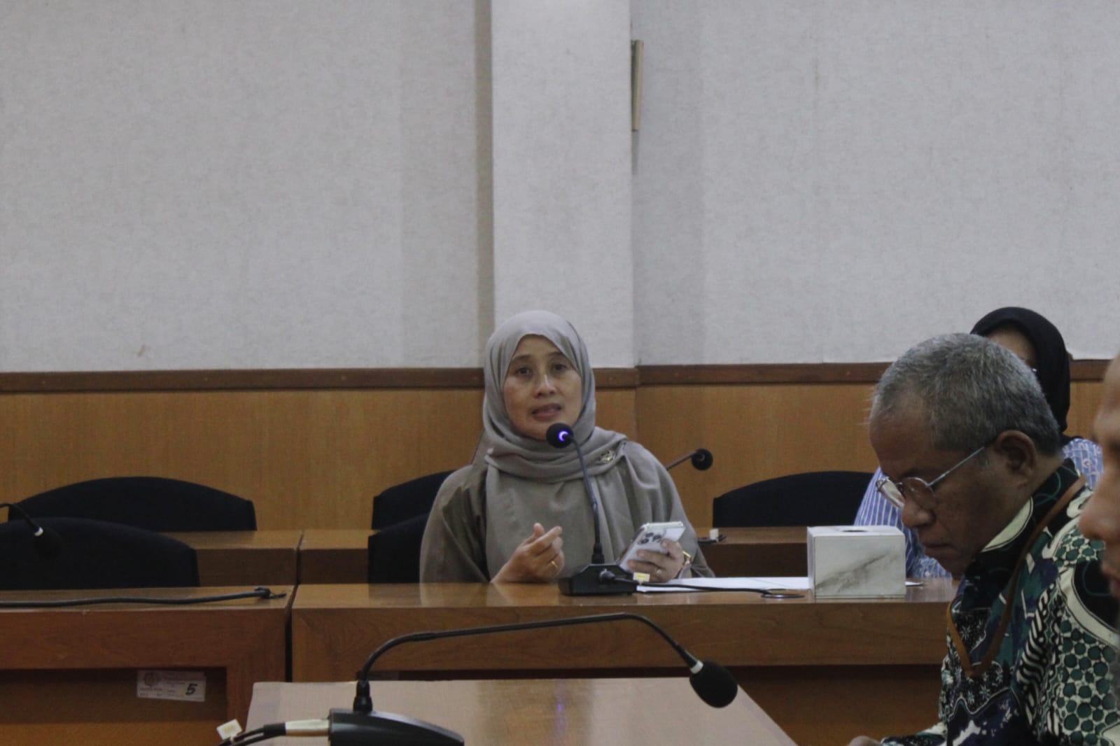 Sekretaris Institut ITS Prof Dr Umi Laili Yuhana SKom MSc saat memimpin diskusi antara pimpinan ITS, mitra travel, serta jamaah umrah ITS