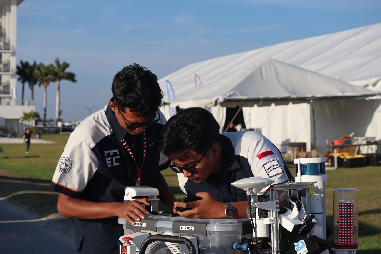 Tim Barunastra ITS saat melakukan pengecekan dan penyesuaian sistem pada kapal Nala Ares Mark II di area kompetisi International RoboBoat Competition 2026, Florida, Amerika Serikat