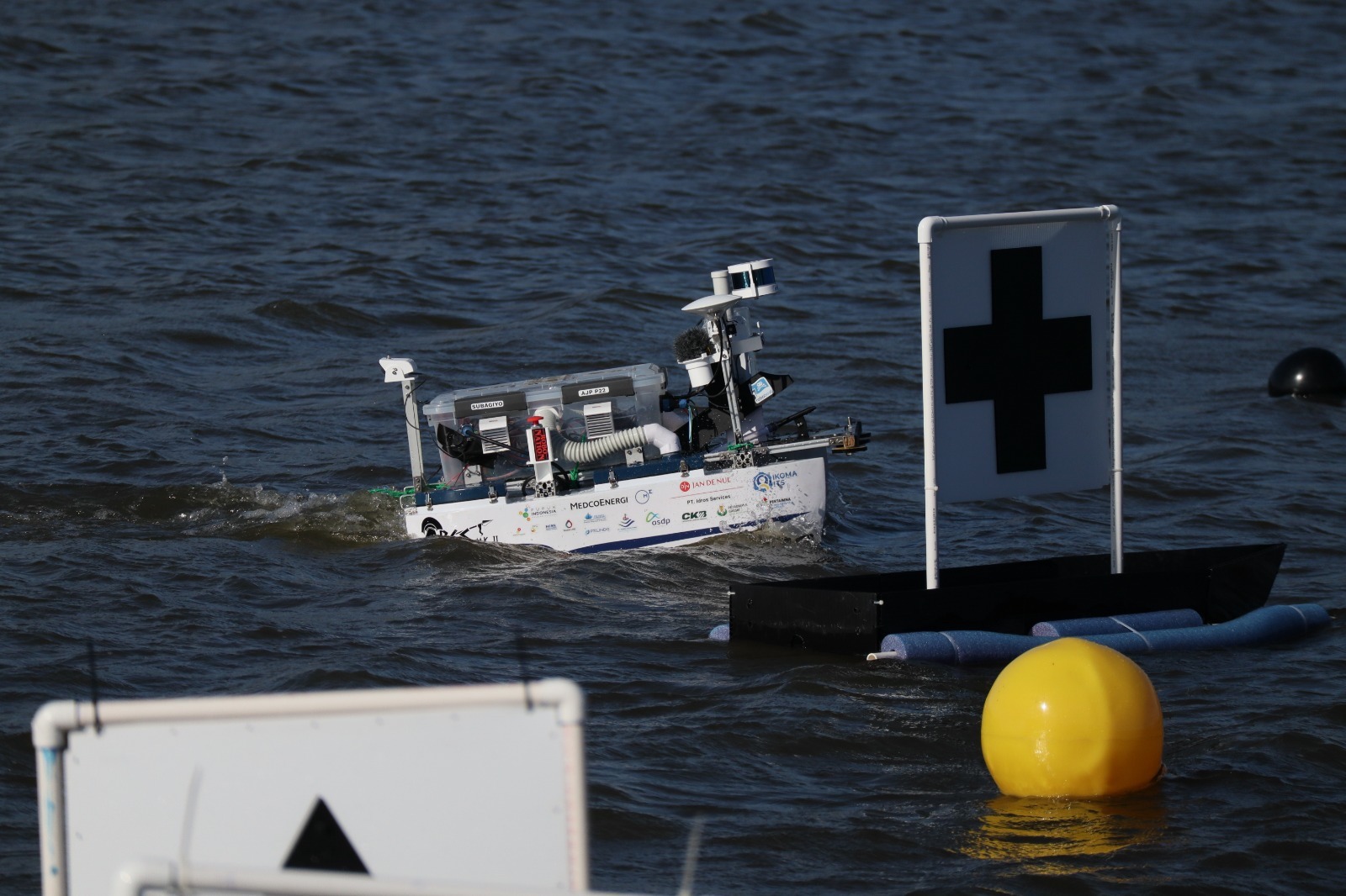 Kapal Nala Ares Mark II dari Tim Barunastra ITS saat melaksanakan misi di arena kompetisi International RoboBoat Competition 2026, Florida, Amerika Serikat