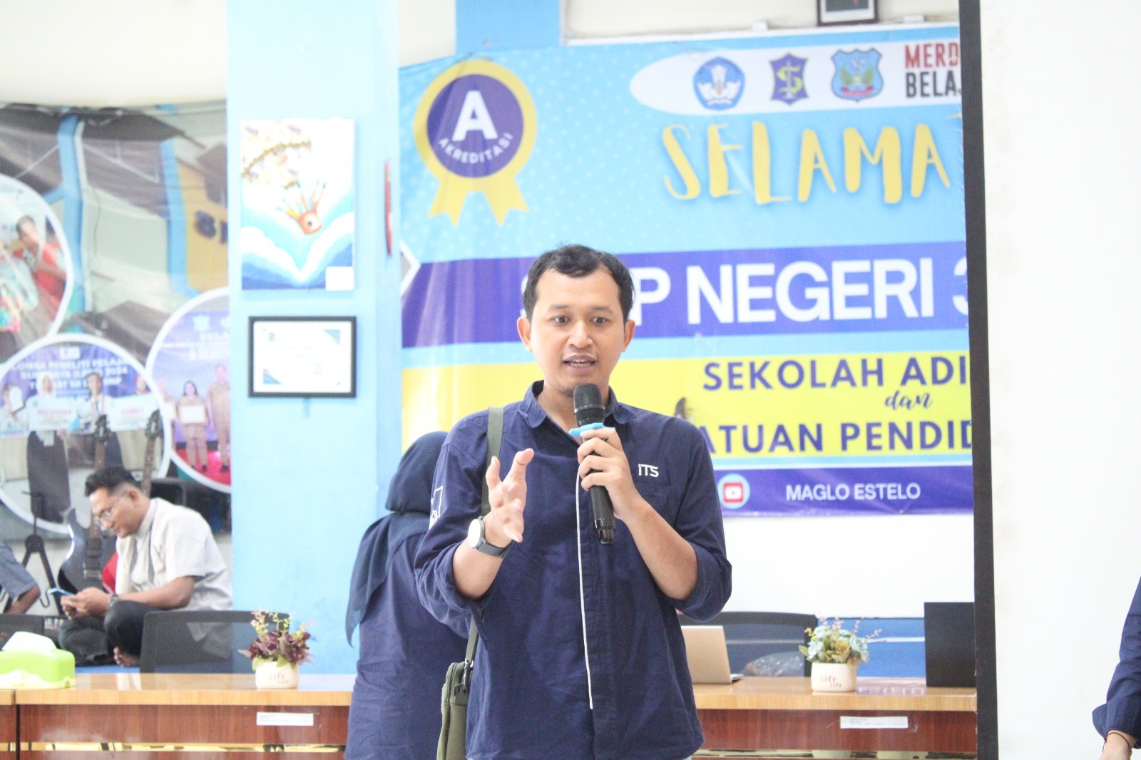 Mahasiswi ITS (kiri) ketika sedang memandu salah satu siswi SMPN 32 Surabaya saat mencoba menggunakan RRekon VR