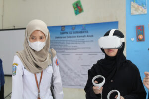 Perwakilan BPBD Jatim (kiri) saat sedang mengamati tahap uji coba RRekon VR oleh siswa SMPN 32 Surabaya