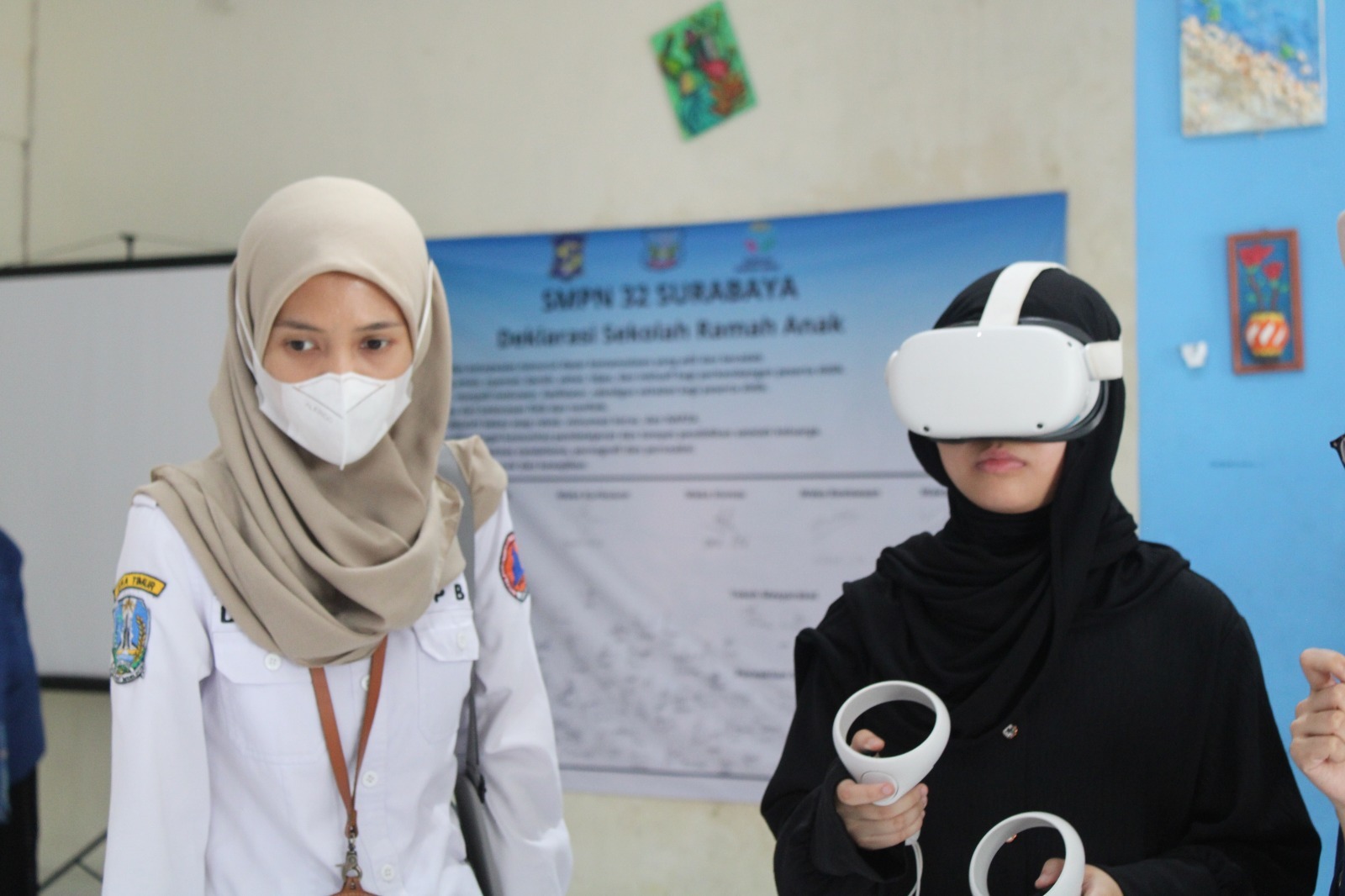 Perwakilan BPBD Jatim (kiri) saat sedang mengamati tahap uji coba RRekon VR oleh siswa SMPN 32 Surabaya