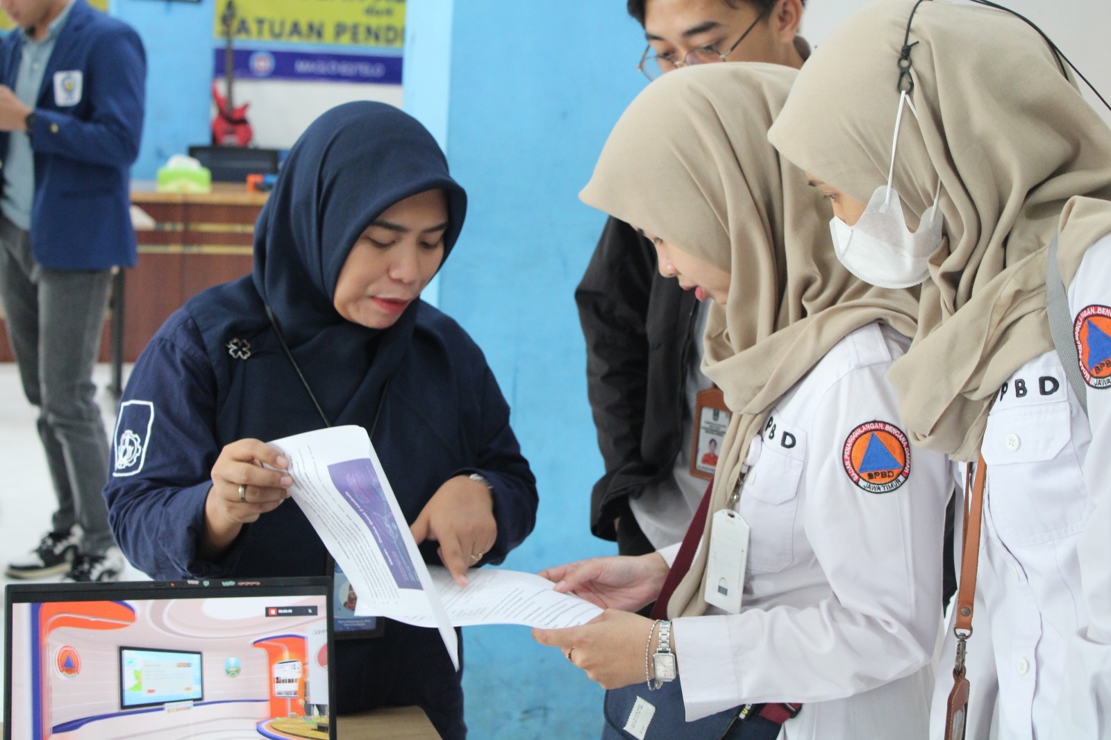 Salah satu tim peneliti dari ITS Retno Widyaningrum ST MT MBA PhD (kiri) sedang berdiskusi terkait mekanisme uji coba aplikasi RRekon VR bersama perwakilan BPBD Jatim