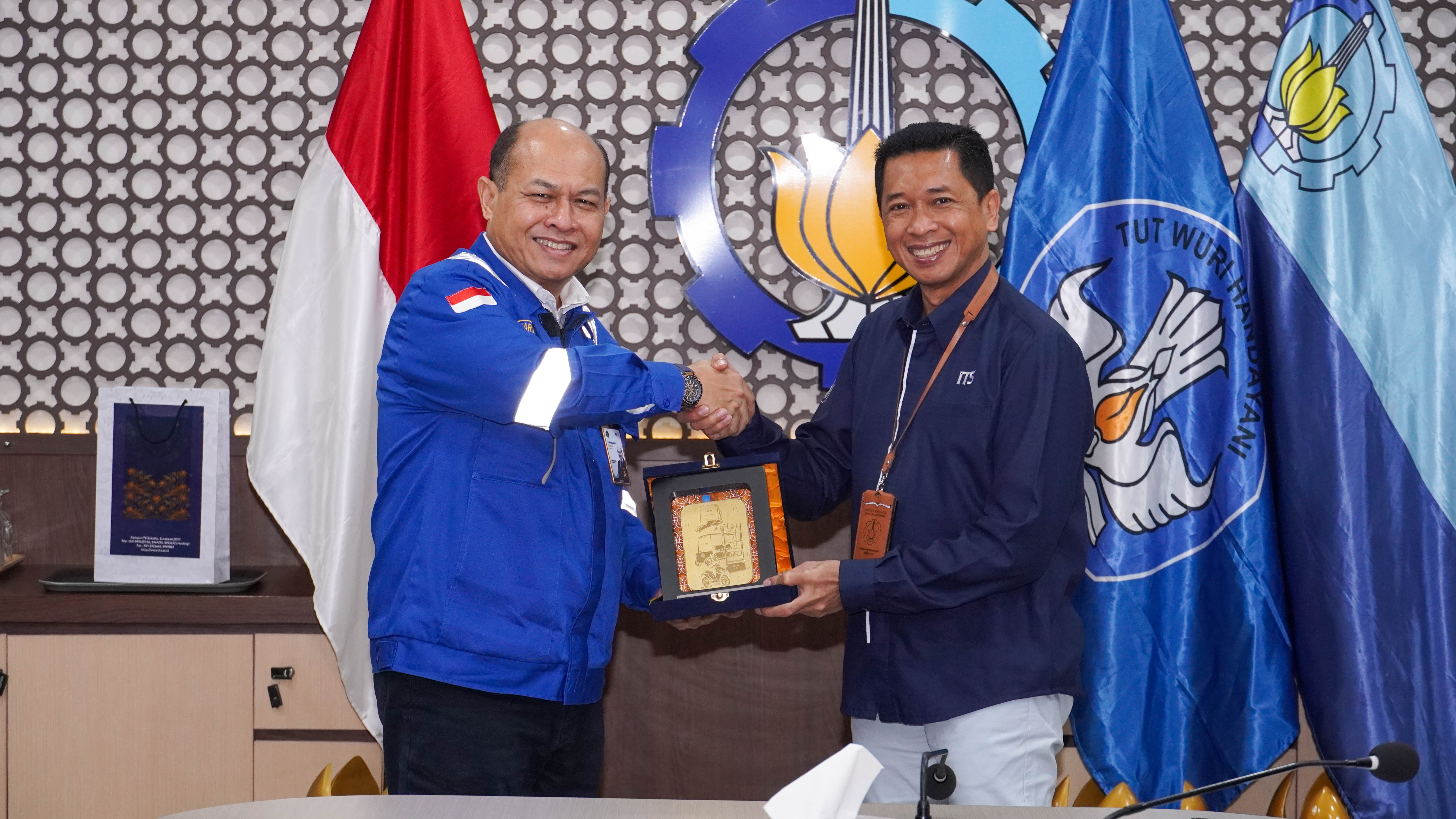 Direktur Utama PT PAL Indonesia Dr Kaharuddin Djenod MEng (kiri) dan Rektor ITS Prof Dr (HC) Ir Bambang Pramujati ST MScEng PhD (kanan) saat serah terima buah tangan untuk PT PAL Indonesia