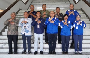 Jajaran direksi PT PAL Indonesia beserta jajaran Rektor ITS seusai diskusi riset kolaborasi di bidang maritim