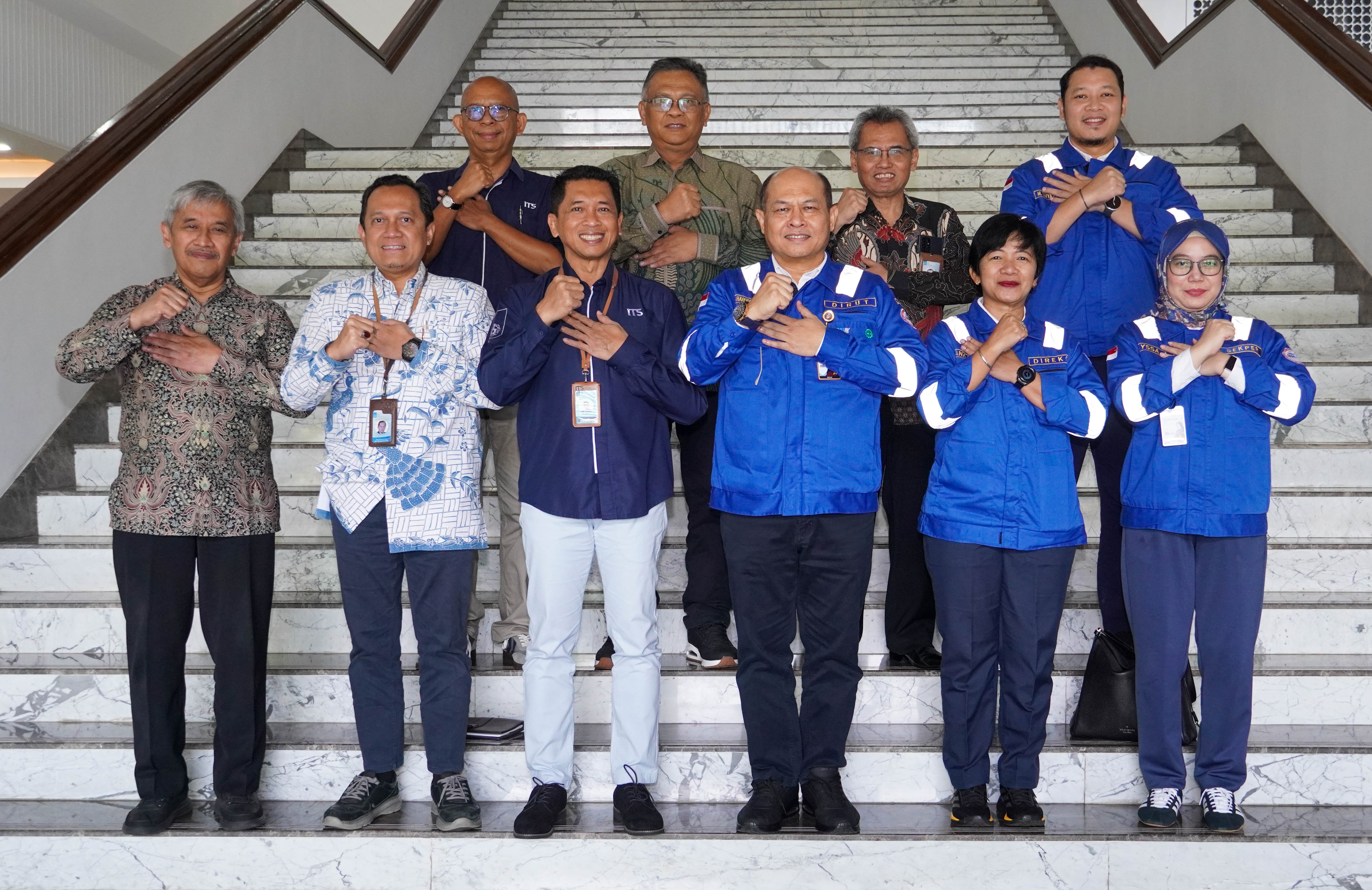 Jajaran direksi PT PAL Indonesia beserta jajaran Rektor ITS seusai diskusi riset kolaborasi di bidang maritim