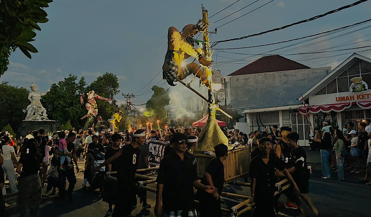 Gambar Arak-arakan ogoh-ogoh sehari sebelum pelaksanaan Hari Raya Nyepi