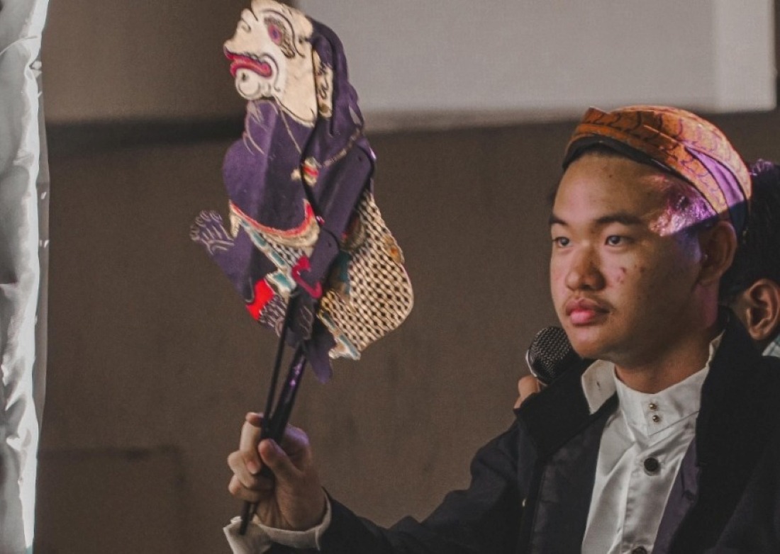 Penampilan Christopher Jason Santoso saat menjadi dalang pada pagelaran See You Soon 2023 di Tower 2 ITS