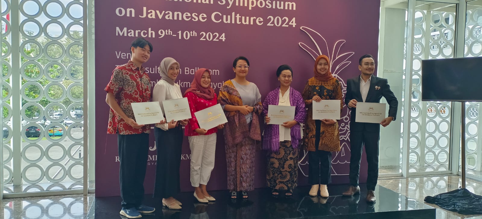 Christopher Jason Santoso (paling kiri) usai menjadi pembicara dalam acara International Symposium on Javanese Culture 2024