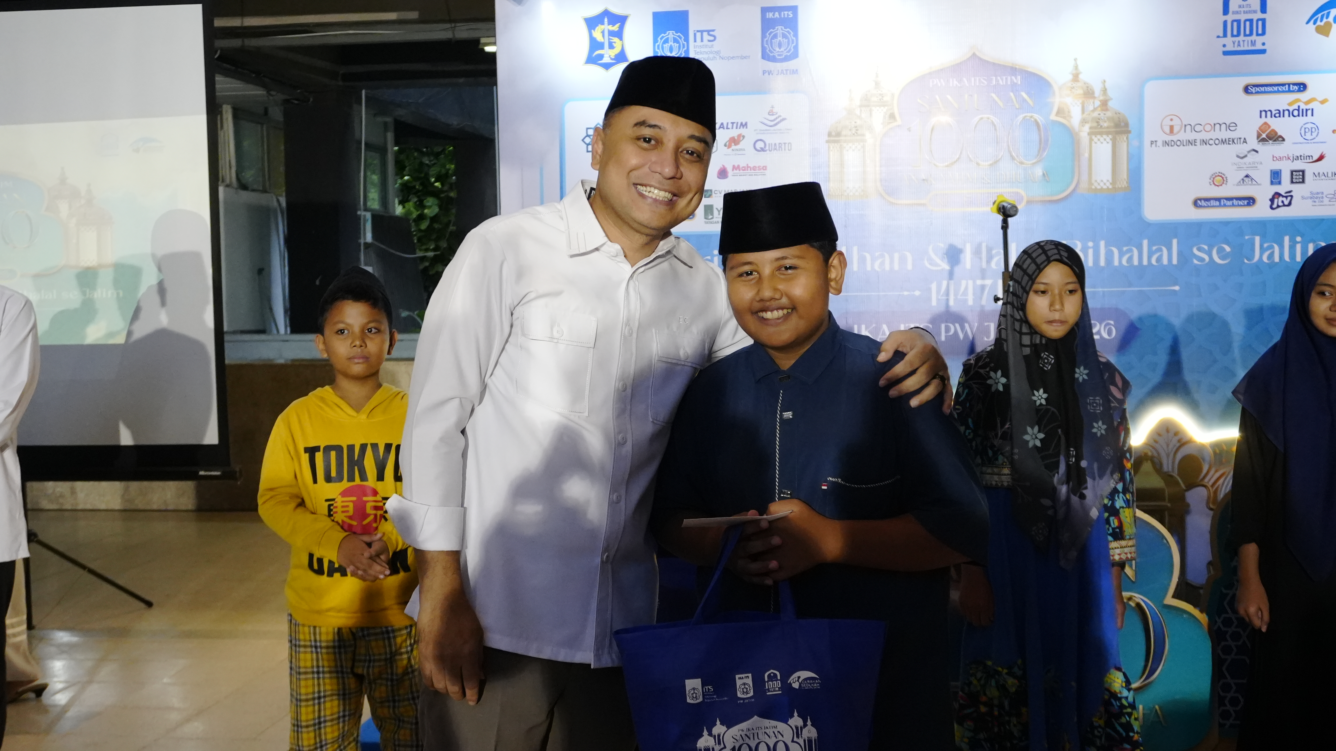 Ketua IKA ITS PW Jatim Eri Cahyadi ST MT (kiri) bersama anak yatim dalam acara Santunan 1.000 Anak Yatim ke-13