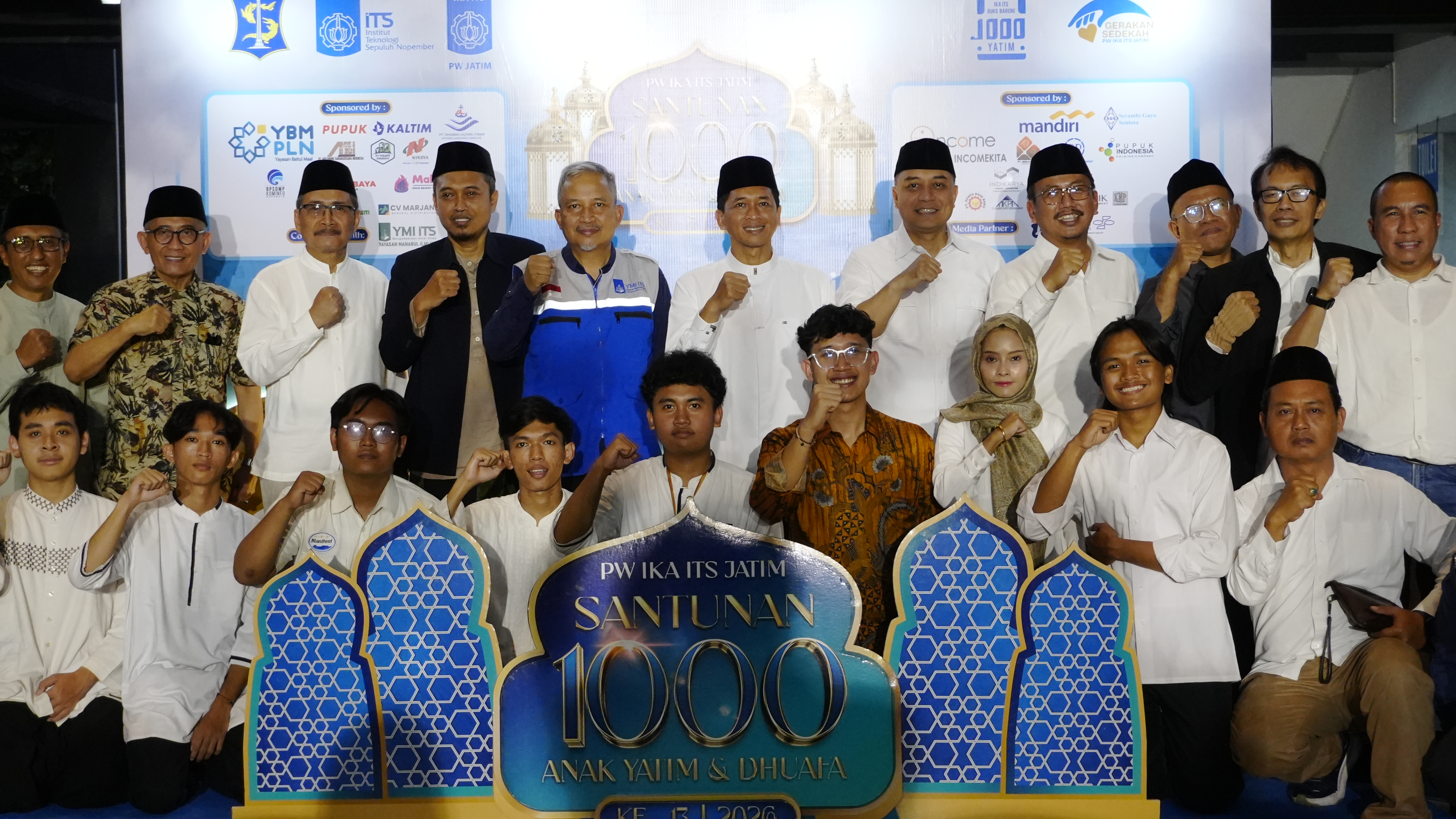  Rektor ITS Prof Ir Bambang Pramujati ST MScEng PhD (enam dari kiri) dan Ketua IKA ITS PW Jatim Eri Cahyadi ST MT bersama anggota ikatan alumni ITS