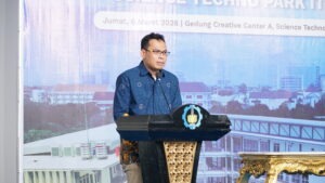 Manager Project Implementation Unit (PIU) ITS Bambang Piescesa ST MT PhD saat menyampaikan laporan proyek pembangunan Gedung CWI-02 ITS