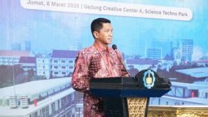Rektor ITS Prof Ir Bambang Pramujati ST MScEng PhD saat memberikan sambutan di acara Serah Terima Kunci Gedung CW1-02 ITS