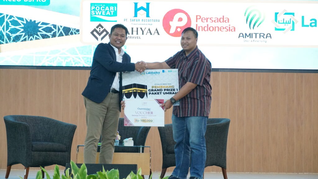 Penyerahan hadiah utama undian ppada kegiatan ITS Haji dan Umrah 2026