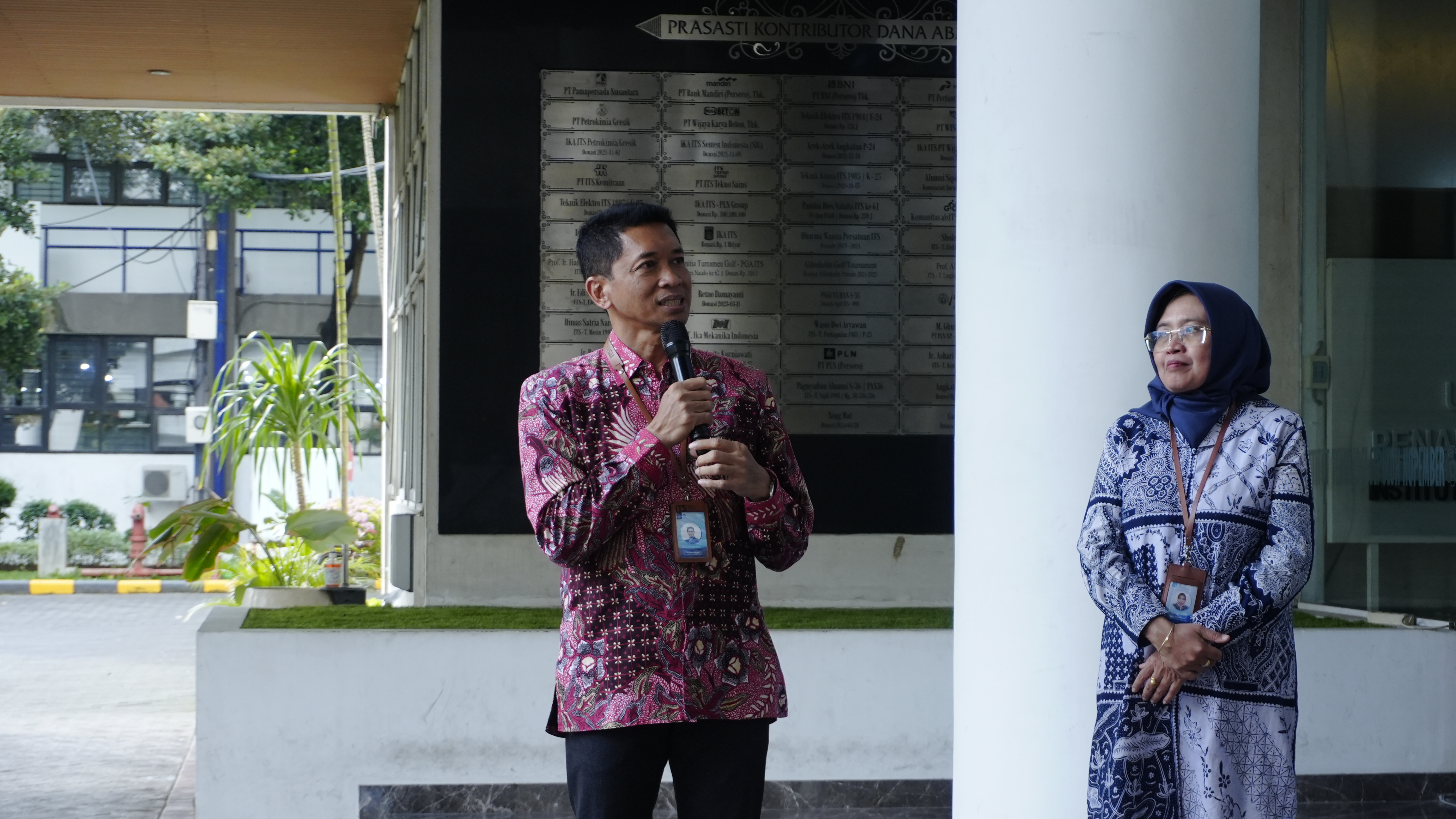 Rejtor-ITS-memberikan-sambutan-saat-kedatangan-Tim-Barunastra