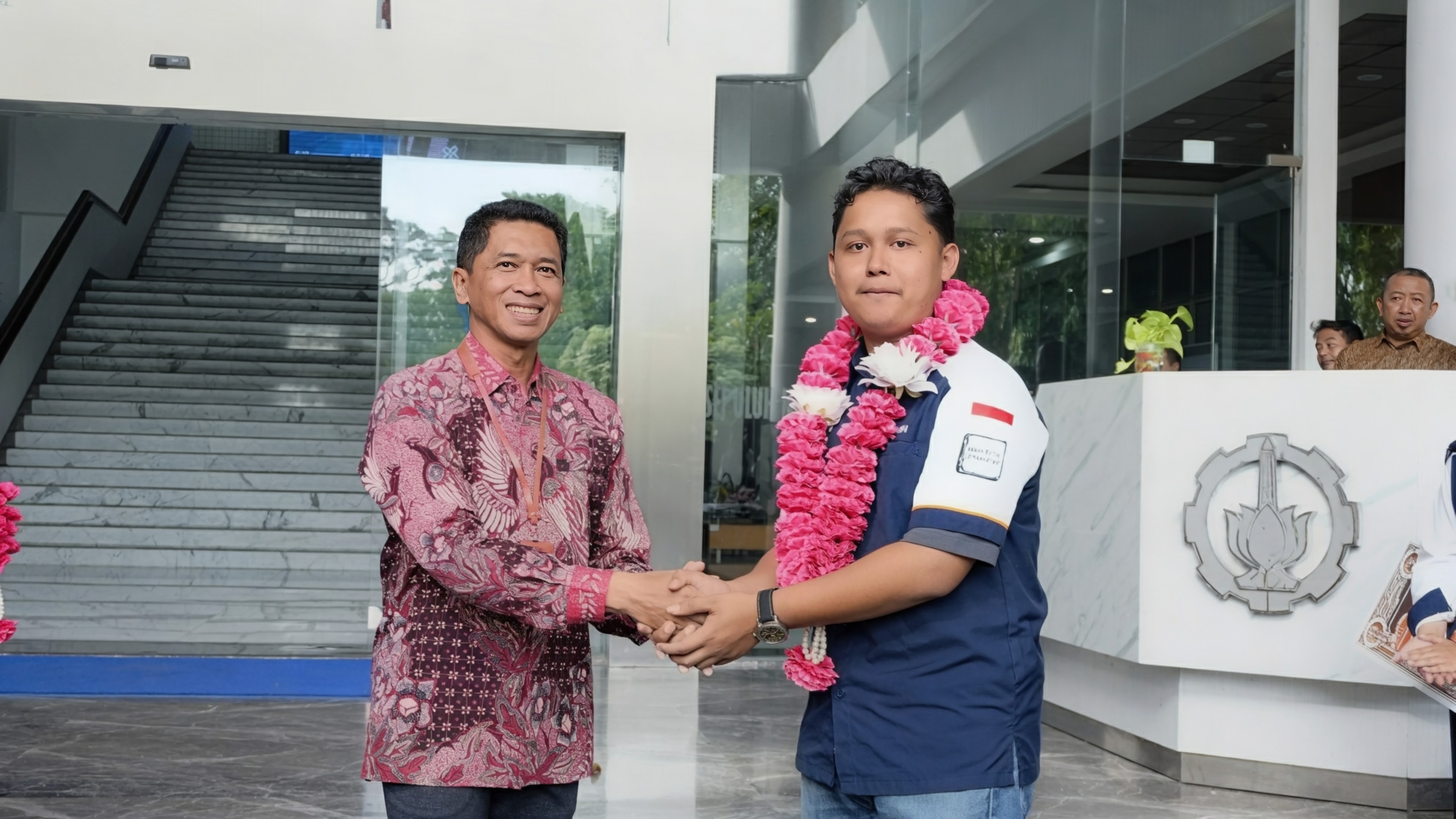 Rektor ITS-dengan-perwakilan-Tim-Barunastra-saat-menyambut-kembalinya-sang juara-dari-ajang-internasional