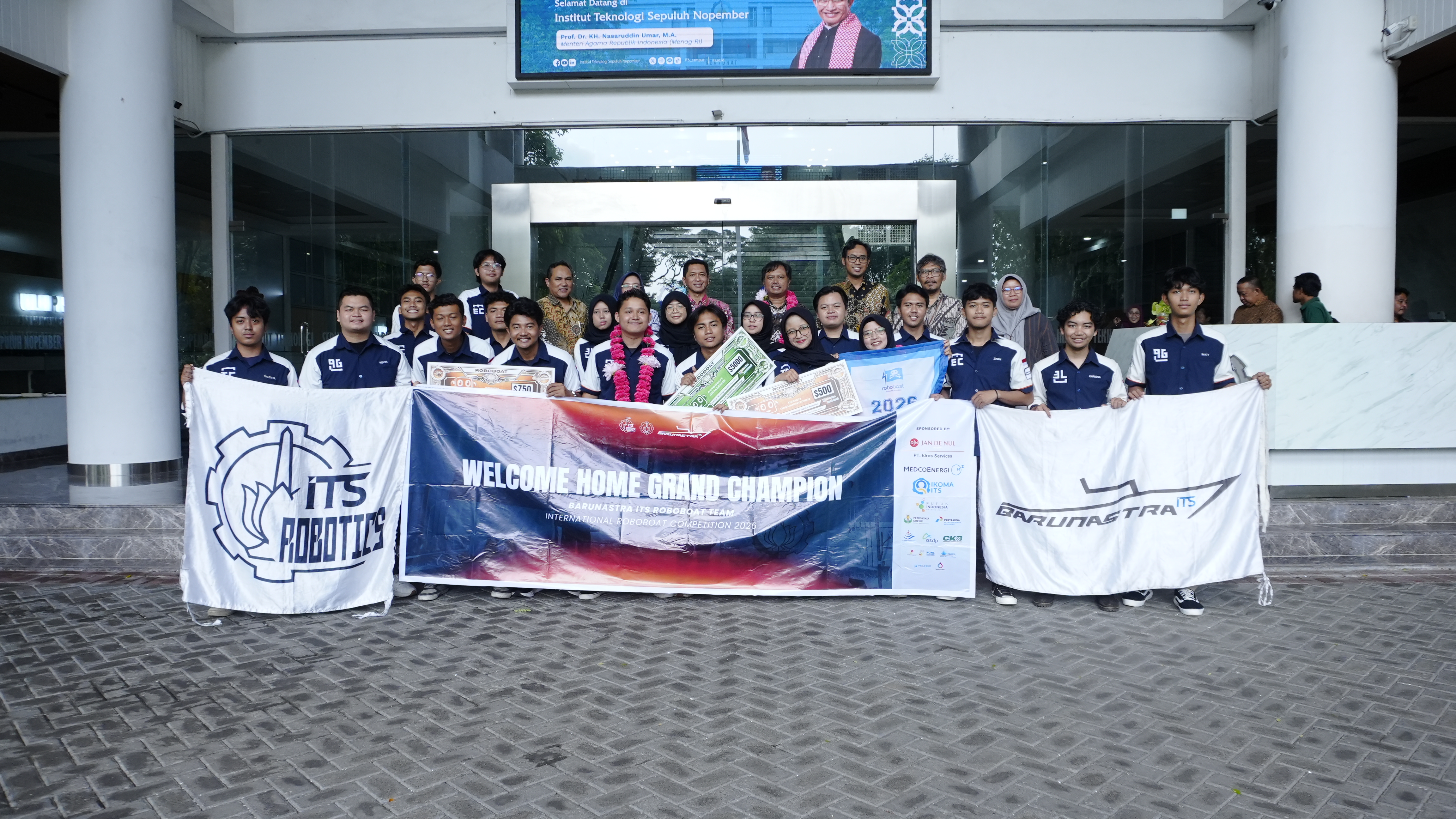 Tim barunastra-bersama-jajaran-pimipinan-ITS-saat-penyambutan-kedatangan-kembali-di kampus perjuangan