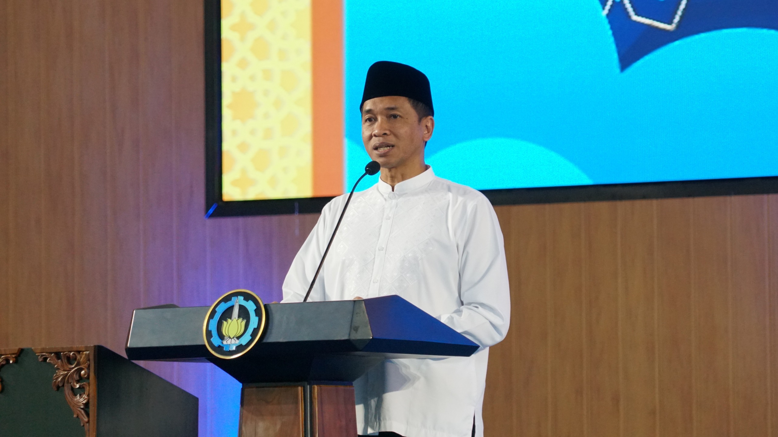 Rektor ITS Prof Dr (HC) Ir Bambang Pramujati ST MScEng PhD menyampaikan sambutan pada kegiatan Halalbihalal Keluarga Besar ITS 1447 Hijriah di Grha Sepuluh Nopember ITS