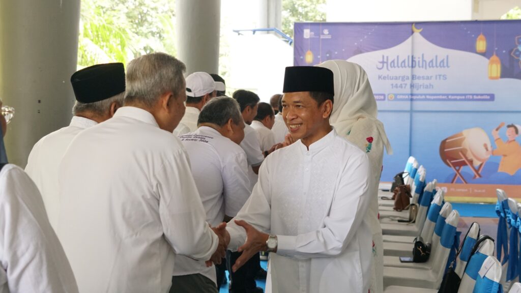Rektor ITS Prof Dr (HC) Ir Bambang Pramujati ST MScEng PhD (kanan) dengan ramah menyalami para sivitas ITS dalam acara Halalbihalal Keluarga Besar ITS 1447 Hijriah di Grha Sepuluh Nopember ITS