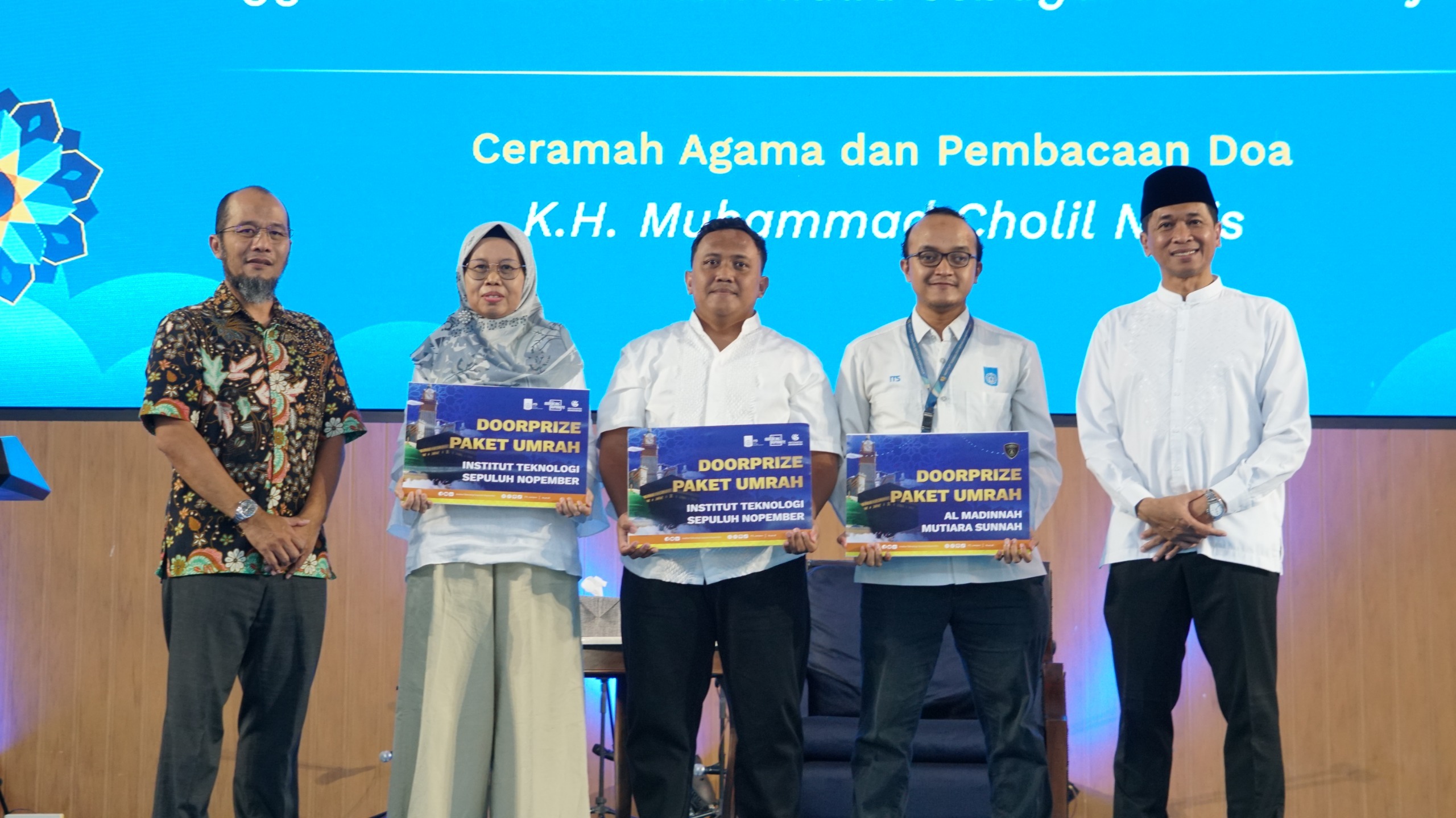 Tiga penerima doorprize paket umrah yang diberikan oleh ITS dan Al Madinnah Mutiara Sunnah pada acara Halalbihalal Keluarga Besar ITS 1447 Hijriah