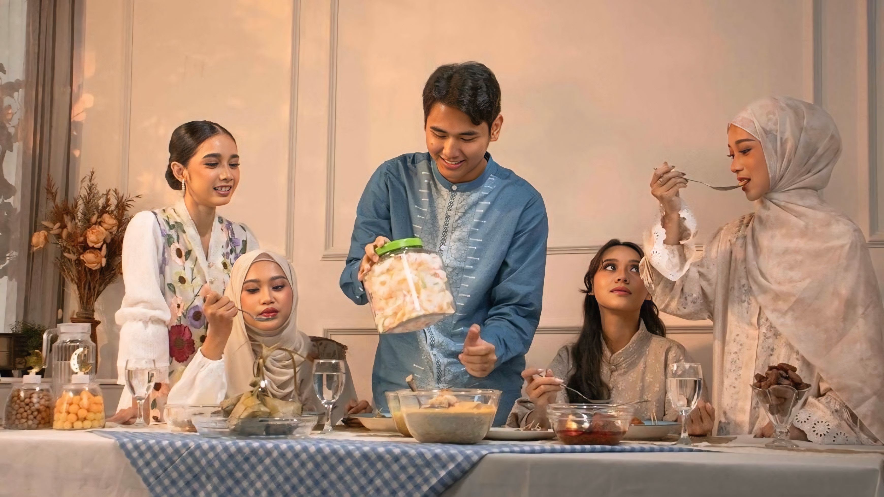 Ilustrasi sekelompok mahasiswa merayakan Lebaran bersama di perantauan sebagai bentuk kebersamaan (Sumber: idntimes.com)