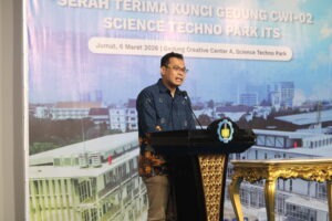 Manager Project Implementation Unit (PIU) ITS Bambang Piescesa ST MT PhD saat menyampaikan laporan proyek pembangunan Gedung CWI-02 ITS