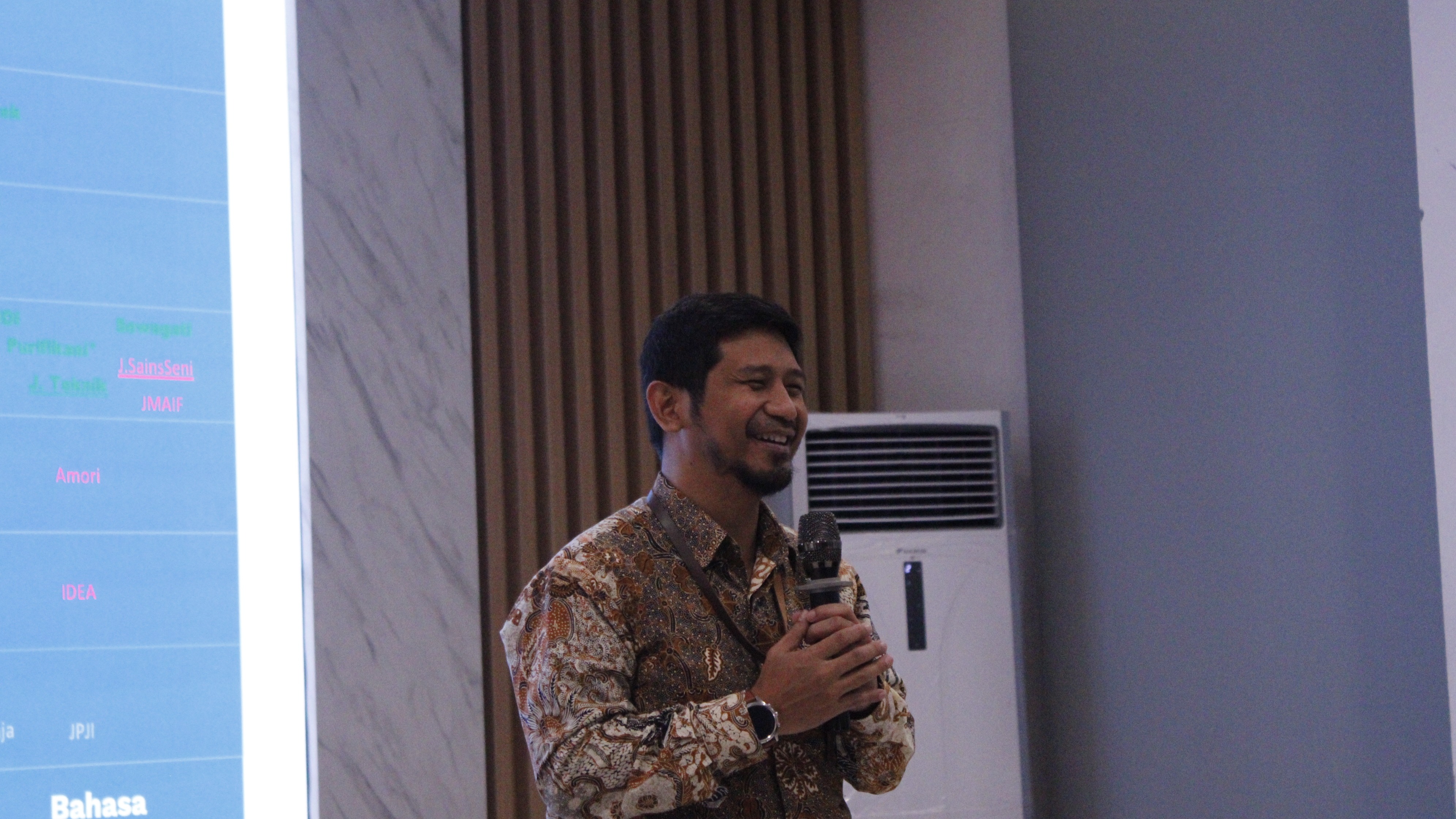 Direktur Direktorat Riset dan Pengabdian Masyarakat (DPRM) Fadlilatul Taufany ST PhD saat memberikan sambutan sosialisasi tentang program intensif dan hibah operasional pengelola jurnal serta standarisasi website jurnal