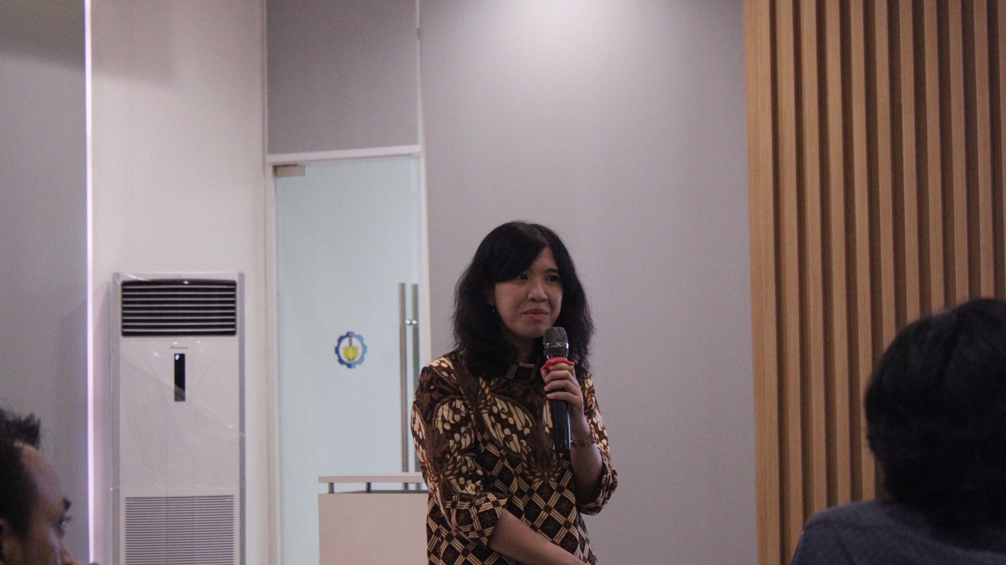 Kepala Sub Direktorat Data dan Layanan Ilmiah ITS Shintami Chusnul Hidayati SKom MSc PhD saat menerangkan skema intensif dan hibah operasional 