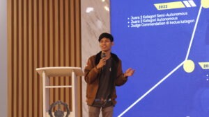 Ketua divisi Vertikal Take-Off Landing (VTOL) Bayucaraka ITS Farrel Ganendra memaparkan keterbaruan yang dibawa oleh timnya pada ketiga robot