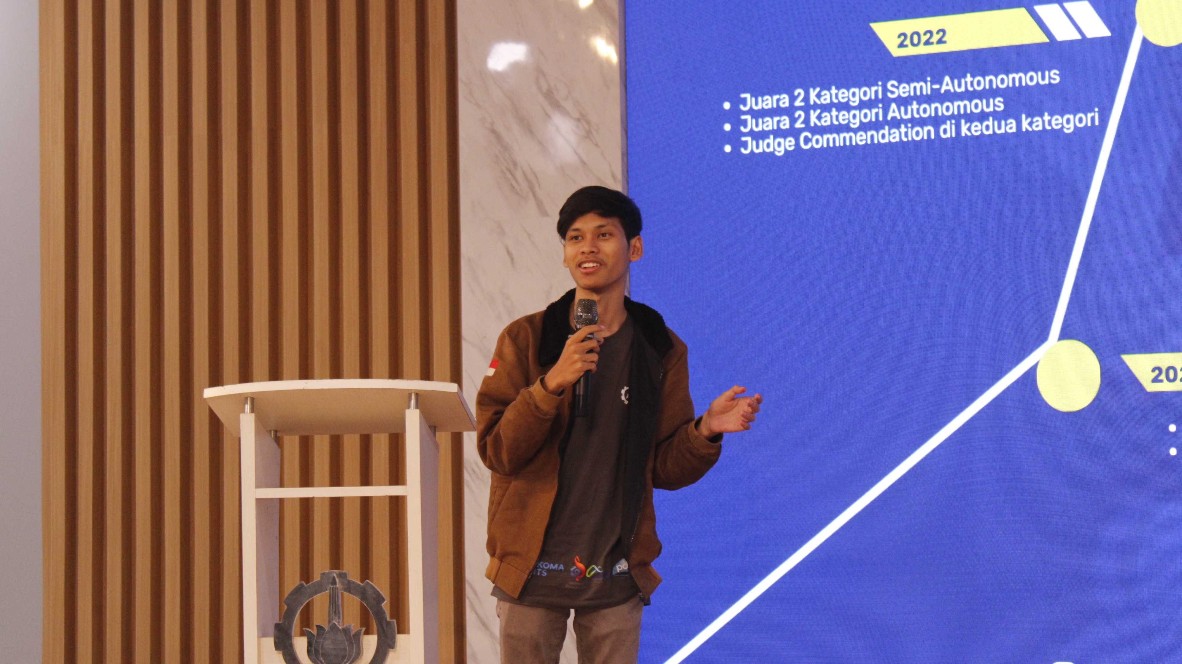 Ketua divisi Vertikal Take-Off Landing (VTOL) Bayucaraka ITS Farrel Ganendra memaparkan keterbaruan yang dibawa oleh timnya pada ketiga robot