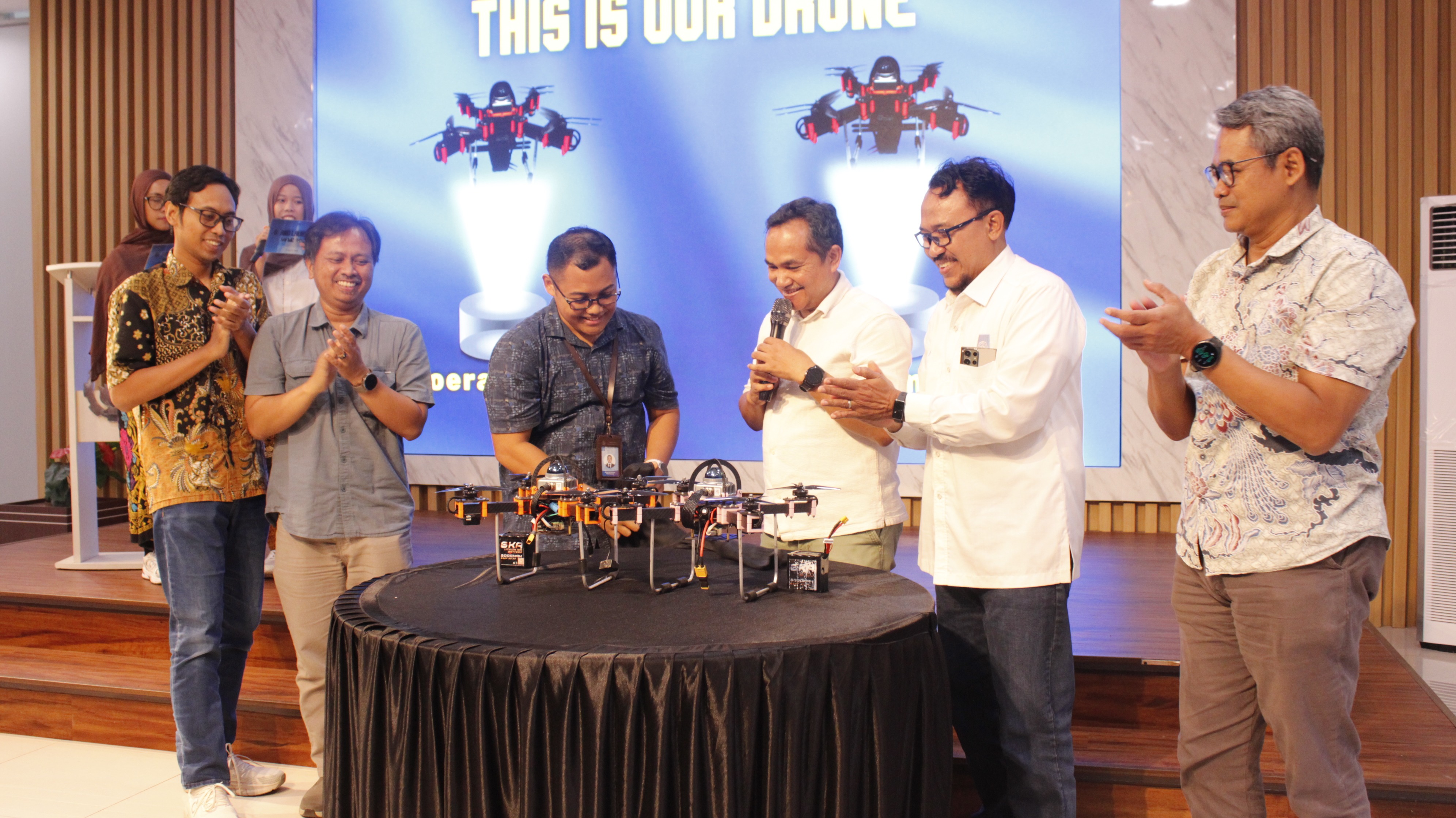 (tiga dari kiri) Dosen Pembimbing Tim Bayucaraka ITS Aldinata Rizky Revanda ST MT bersama Direktur Kemahasiswaan ITS Nur Syahroni ST MT PhD meresmikan grand launching tim Bayucaraka ITS