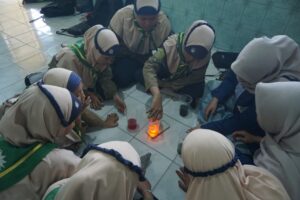 Lewat FuelchemXperience, KKN Abmas ITS Hadirkan Pembelajaran Kimia Interaktif
