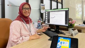 Kepala Unit Reputasi Institusi KPM ITS Sarah Cahyadini ST MT PhD saat menunjukkan grafik signifikan ITS dalam QS WUR 2026