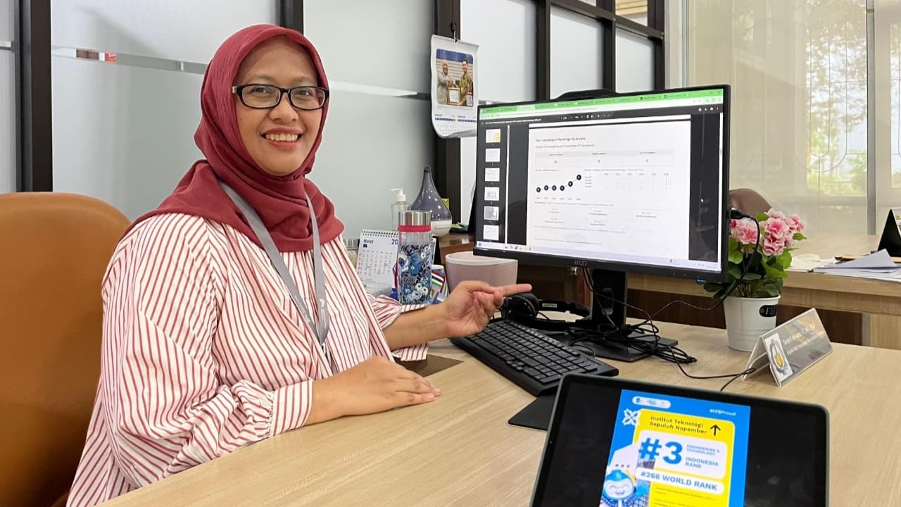 Kepala Unit Reputasi Institusi KPM ITS Sarah Cahyadini ST MT PhD saat menunjukkan grafik signifikan ITS dalam QS WUR 2026