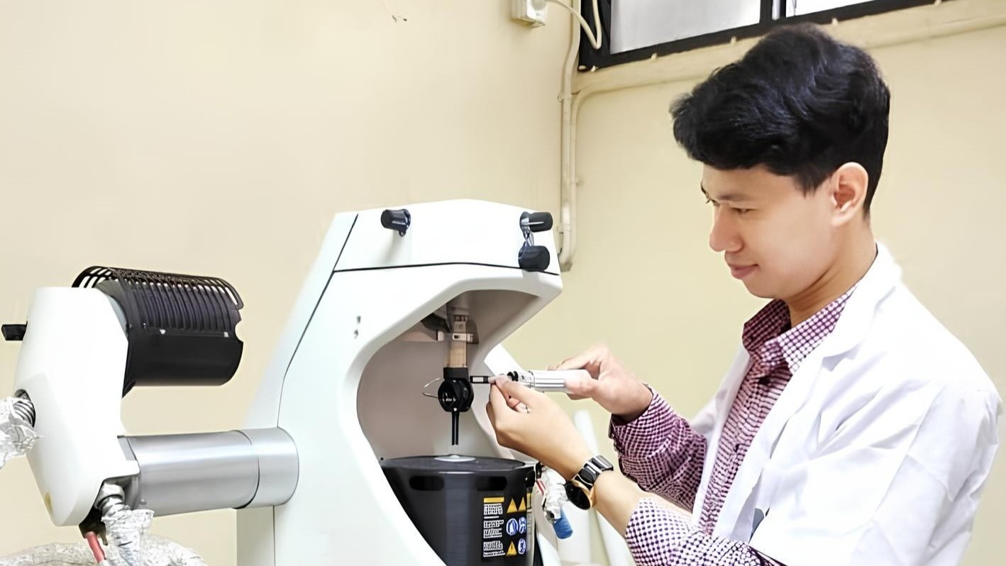 Teknologi Dynamic Mechanical Analyzer (DMA) yang ada di salah satu laboratorum Departemen Fisika ITS