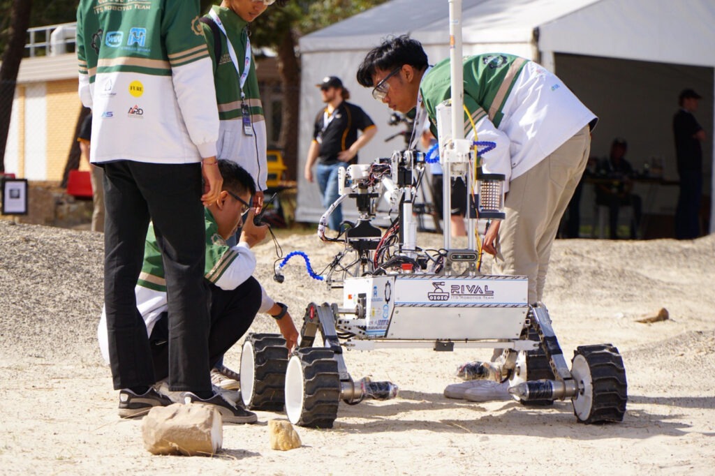 Tim RIVAL ITS saat berkoordinasi persiapan lomba pada Australian Rover Challenge (ARCh) 2026 di University of Adelaide, Australia