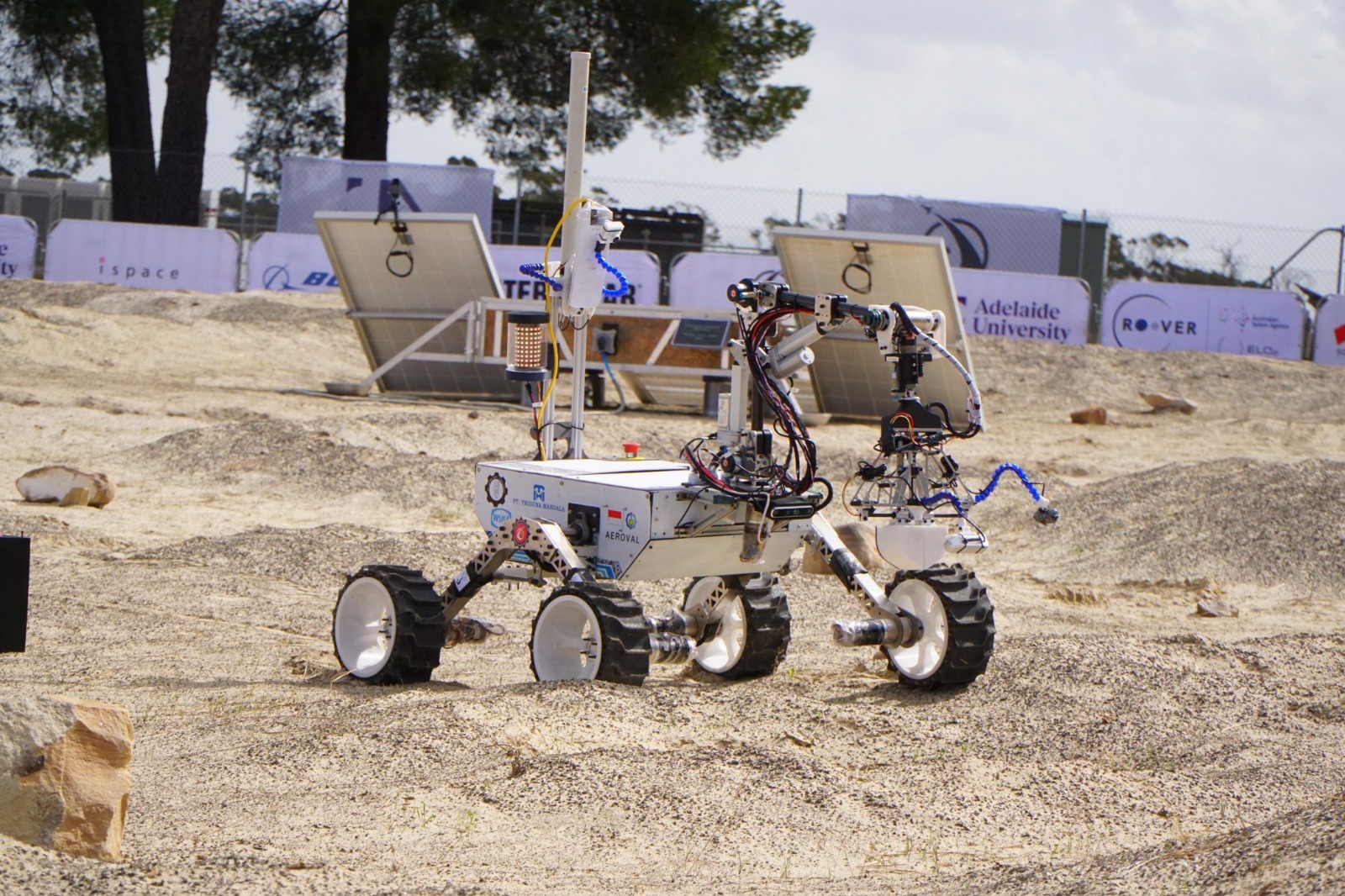 Robot rover AEROVAL dari Tim RIVAL ITS saat beroperasi di medan simulasi eksplorasi Bulan pada ajang Australian Rover Challenge (ARCh) 2026 di University of Adelaide, Australia