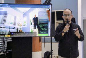 Perwakilan Pengembang RoboDog menyimulasikan tampilan user interface RoboDog ketika robot dikendalikan dari Barcelona, Spanyol