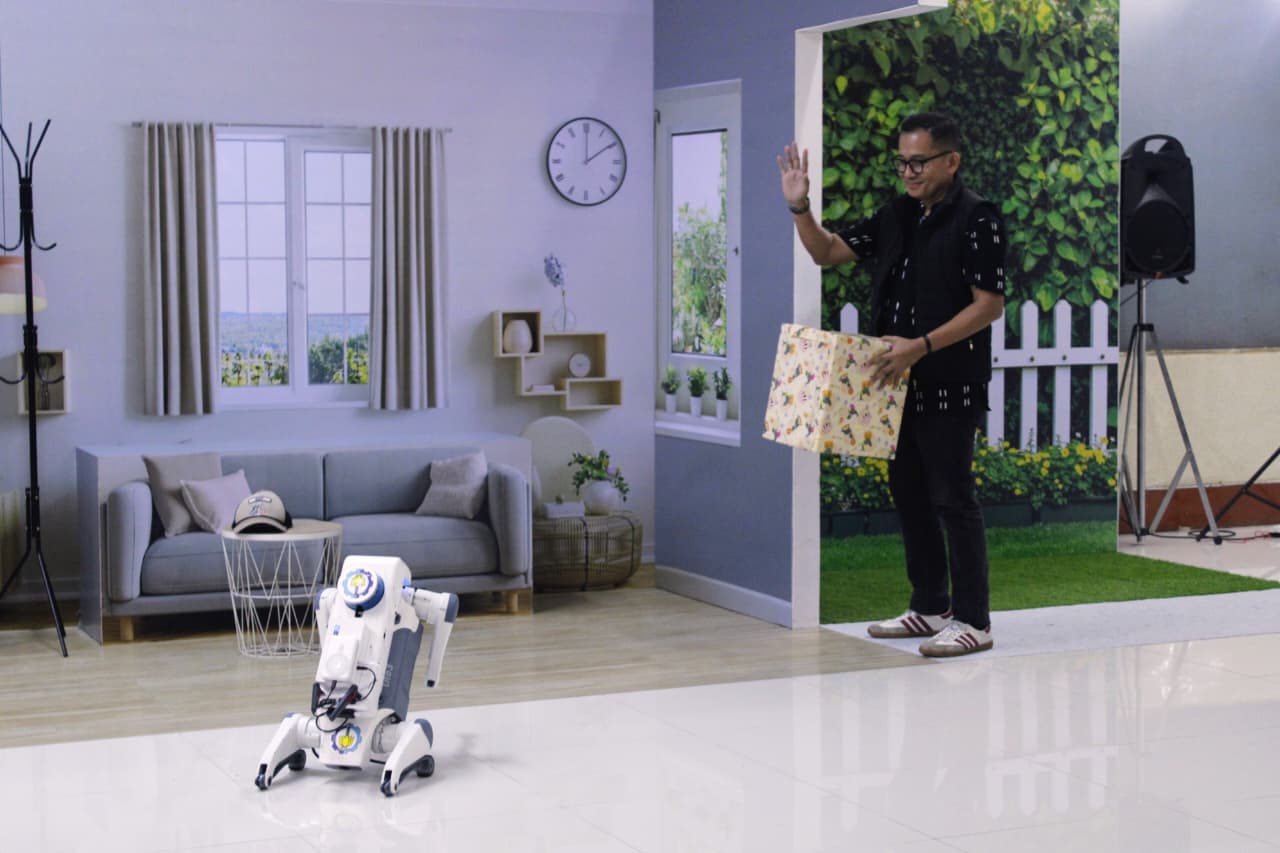 Demonstrasi RoboDog untuk mengidentifikasi kurir pengirim paket dengan kontrol jarak jauh