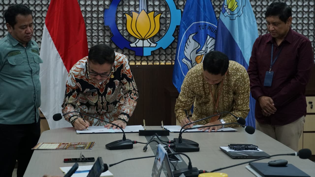 Rektor ITS Prof Dr (HC) Ir Bambang Pramujati ST MScEng PhD (dua dari kanan) dan Sekretaris Daerah Provinsi Sulawesi Selatan Drs Jufri Rahman MSi (dua dari kiri) saat menandatangani MoU